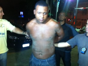 Carlos Armando foi preso na noite desta segunda (1°) e chegou com corpo sujo na Deat (Foto: Lívia Torres/G1)