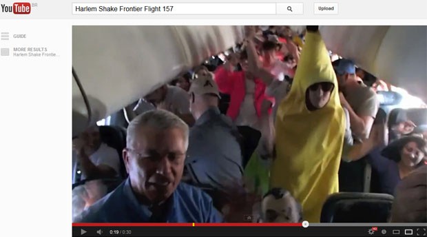 Passageiros dançam  'Harlem Shake' em avião (Foto: Reprodução/Youtube)