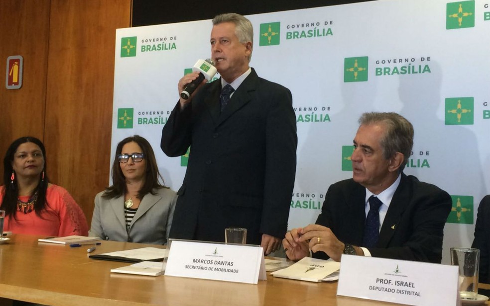 Rodrigo Rollemberg durante evento em que sanciona a lei que autoriza o Uber no DF (Foto: Mateus Vidigal/G1)
