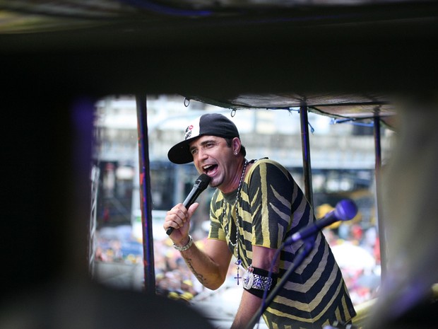 Latino anima milhares de pessoas no Centro de Florianópolis (Foto: Gessica Valentini/G1 SC)