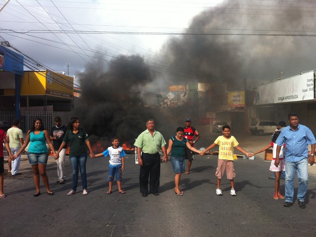 Moradores fecham trecho da Av. Rotary em protesto contra o alto número de acidentes na região (Foto: Natalia Souza/G1)