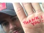 Enrique Iglesias escreve recado na mão para fãs após acidente: 'Obrigado'