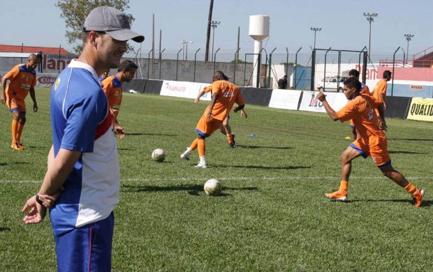 Técnico Paulo Turra observa jogadores do Cianorte durante treino (Foto: Andy Iore / Comunicação GMR)