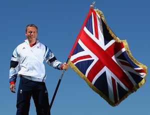 Chris Hoy ciclista britânico  porta-bandeira londres 2012 olimpiadas (Foto: Getty Images)