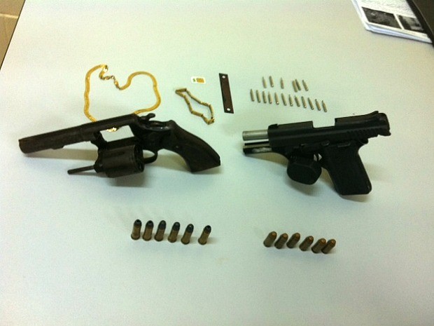 Armas, munição e outros objetos foram apreendidos com presos durante rebelião (Foto: Adneison Severiano/G1 AM)