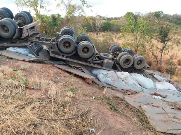Caminhão envolvido em acidente na BR-242, em Barreiras  (Foto: Jadiel Luiz/Blog Sigi Vilares)