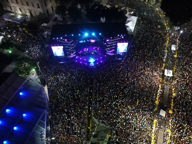 Multidão acompanhou o primeiro dia de shows do réveillon de Salvador (Foto: Elias Dantas/Ag. Haack)