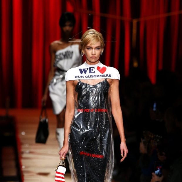 Capa de lavanderia da grife italiana Moschino está à venda por quase US$ 900 (Foto: Getty Images)