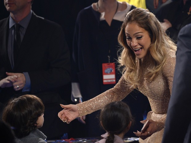 Jennifer Lopez com os filhos, Maximilian David e Emme Maribel, no ‘American Idol’ em Los Angeles, nos Estados Unidos (Foto: Kevork Djansezian/ Getty Images/ AFP)