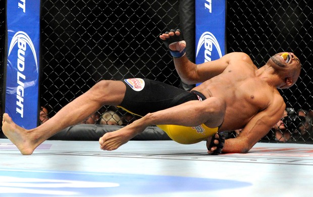 Anderson Silva e Chris Weidman luta UFC Las Vegas (Foto: AP)