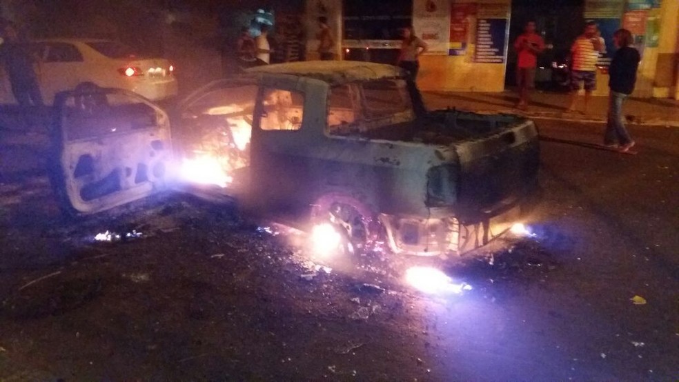 Criminosos incendiaram veículos, durante noite de terror em Gurupi (Foto: Jairo Santos/TV Anhanguera)