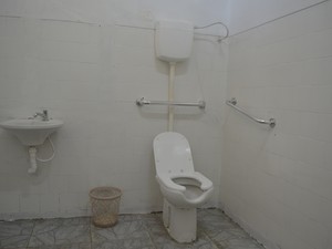Banheiro foi adaptado para recber os alunos com mobilidade reduzida (Foto: Maiara Pires/G1)
