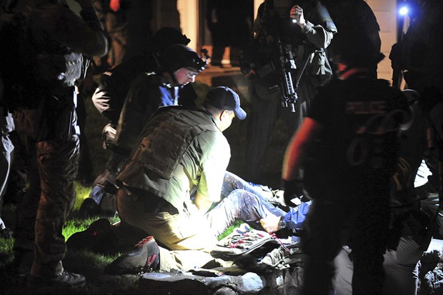 Polícia prende Dzhokhar Tsarnaev suspeito do atentado em Boston (Foto: Sean Murphy/Massachusetts State Police/AP)
