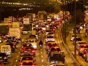 otoristas enfrentam trânsito na Marginal Tietê, sentido Rodovia Ayrton Senna, na altura da ponte do Limão, na zona norte de São Paulo, nesta sexta-feira. (Foto: Daniel Teixeira/Estadão Conteúdo) otoristas enfrentam trânsito na Marginal Tietê, sentido Rodovia Ayrton Senna, na altura da ponte do Limão, na zona norte de São Paulo, nesta sexta-feira. (Foto: Daniel Teixeira/Estadão Conteúdo)