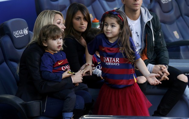 Antonella Roccuzzo mulher Messi e Sofia Balbi mulher Luis Suarez - Delfina e Benjamin