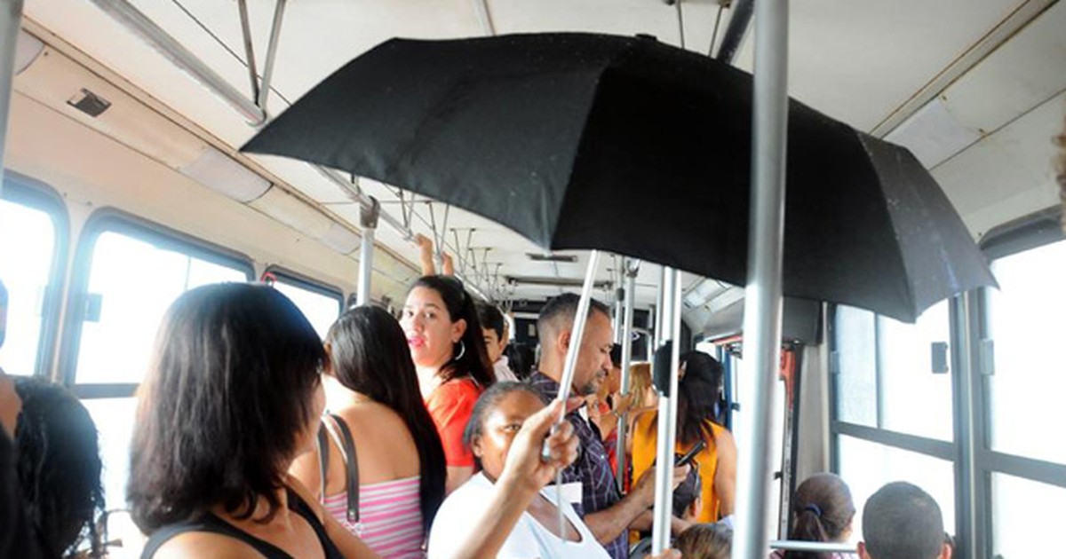 G1 Em São Luís passageira precisa abrir guarda chuva dentro de