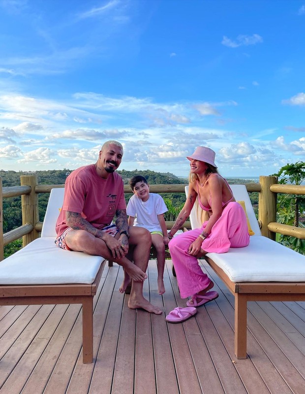 Fernando Medeiros e Aline Gotschalg com o filho Lucca na Bahia (Foto: Reprodução/Instagram)