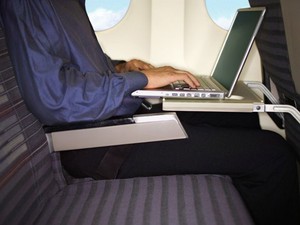 Passageiro usa laptop em avião (Foto: Comstock Images/Jupiterimages/AFP)