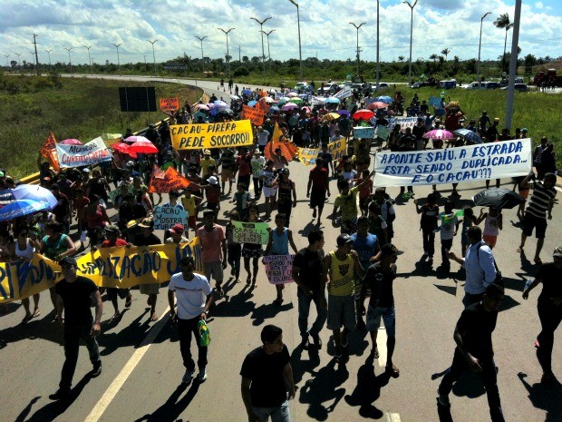 Manifestantes tomaram parte da Rodovia Manoel Urbano (Foto: Camila Henriques /G1 AM)