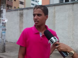 André Filipe chegou às 13h01 e não conseguiu entrar para fazer a prova  (Foto: Patrícia Belo / G1)