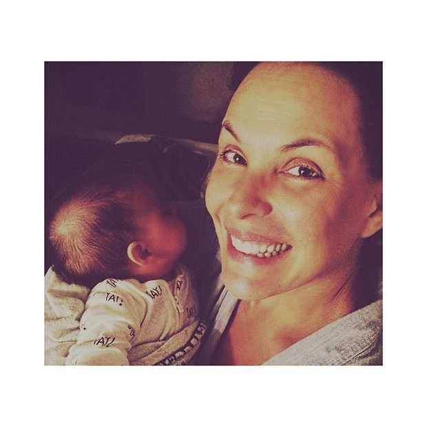  Carolina Ferraz com a filha (Foto: Reprodução/Instagram)