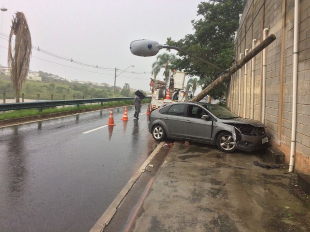 Jovem perde controle de carro e bate em poste no Urbanova em São José (Foto: Pedro Melo/TV Vanguarda)