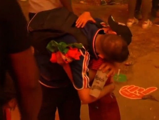 Menino português abraça torcedor francês