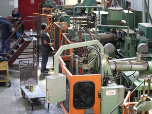 Os equipamentos da fábrica do Leite de Rosas começam a ser montados (Foto: Divulgação/Clarice Castro/Governo do Estado)