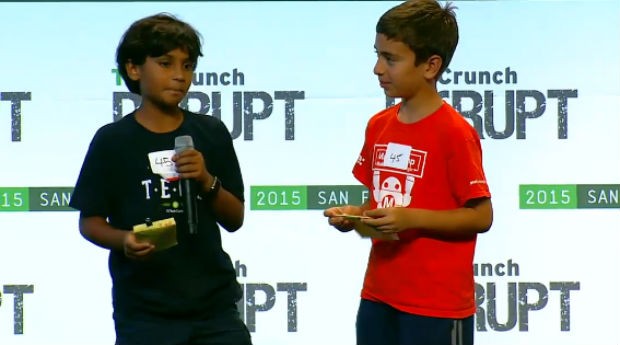 Kieran Mann, 9 anos, e Rohan Chopra, 10: desenvoltura do palco (Foto: Reprodução)