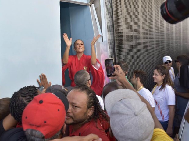 Ivete chega na Barra (Foto: Elias Dantas/Ag. Haack)