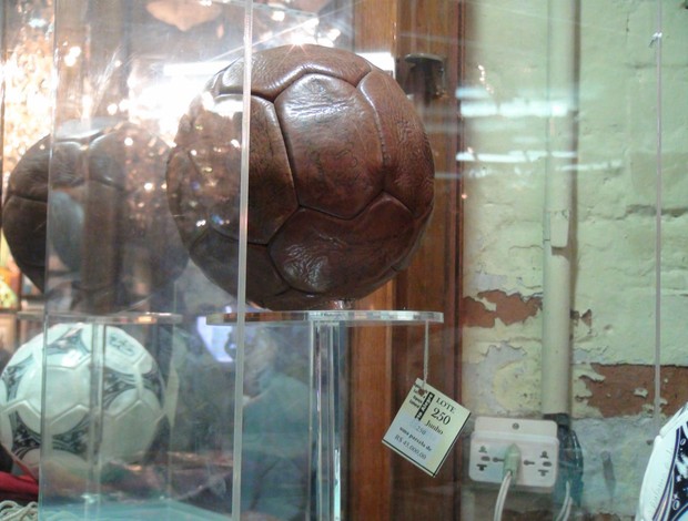 leilão bola da copa do mundo 1950 maracanazo porto alegre (Foto: Jessica Mello/Globoesporte.com)