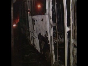 Três ônibus são incendiados em três bairros de Fortaleza (Foto: Reprodução/TV Verdes Mares) Três ônibus são incendiados em três bairros de Fortaleza (Foto: Reprodução/TV Verdes Mares)