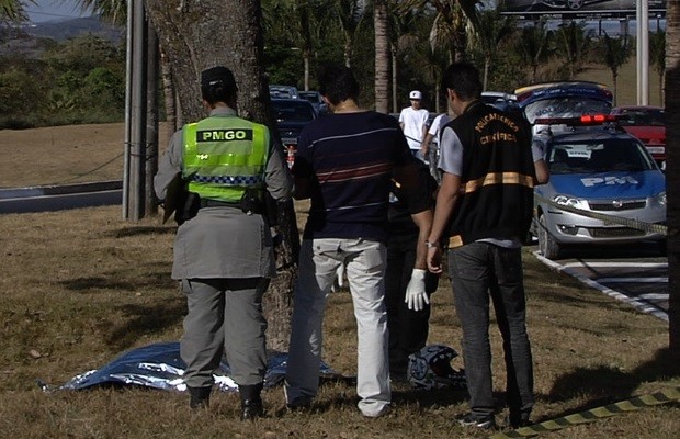 G1 Jovem morre após perder controle de moto e bater em árvore na GO