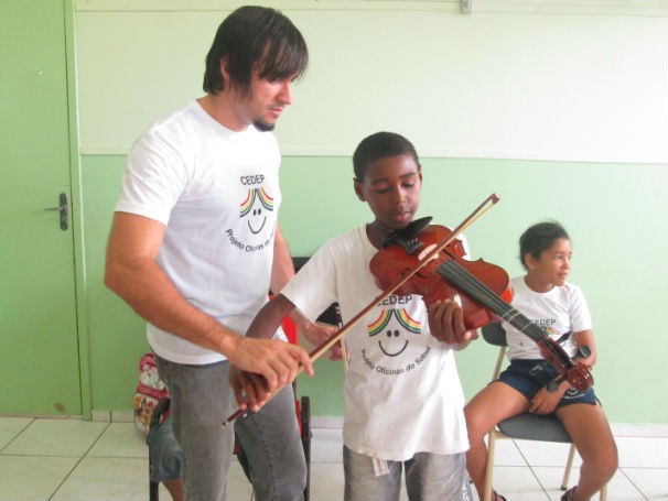 Crianças que jogam a música em um campo