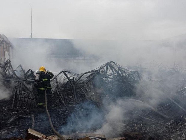 Três galpões ficaram destruídos em São José (Foto: Corpo de Bombeiros/Divulgação)