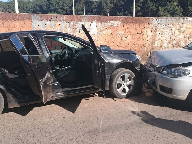 Carro clonado usado por suspeitos de assaltar joalheria em Brasília, após batida (Foto: Polícia Militar/Divulgação)