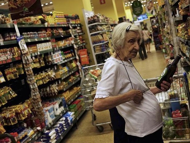 Vendas de hipermercados e supermercados, que tem o maior peso sobre o índice do varejo, caíram 0,9%. (Foto: REUTERS/Nacho Doce)