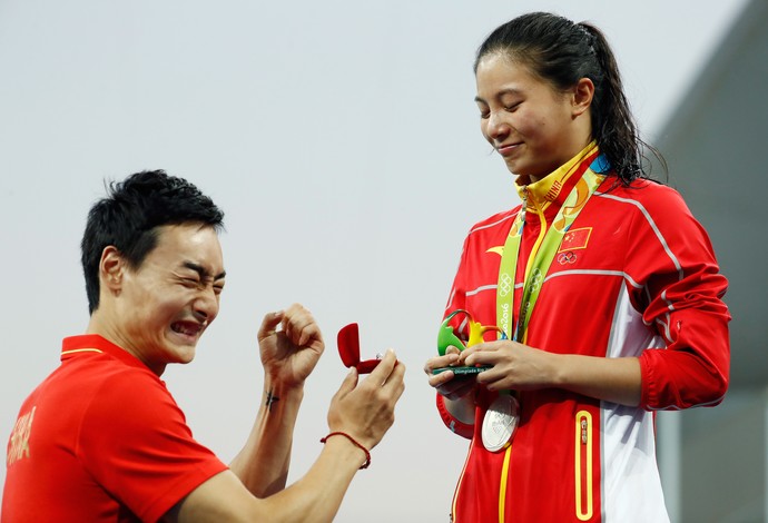 Chinesa He Zi é pedida em casamento no pódio (Foto: Clive Rose/GettyImages) Chinesa He Zi é pedida em casamento no pódio (Foto: Clive Rose/GettyImages)