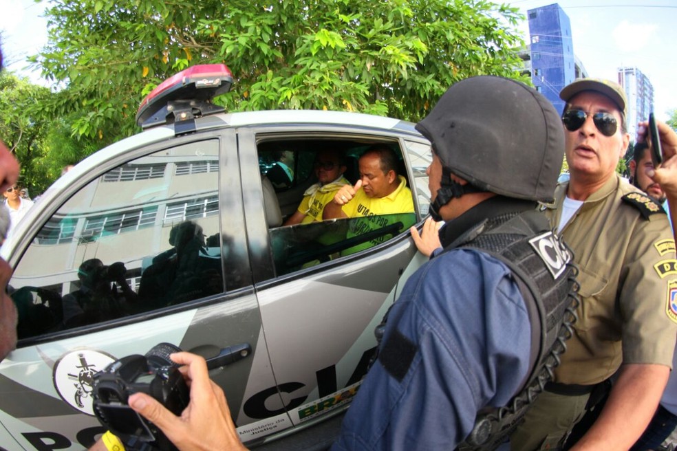 Presidente e vice de associação de PMs são presos por descumprir decisão judicial, na tarde desta sexta-feira (9), no Recife (Foto: Marlon Costa/Pernambuco Press)