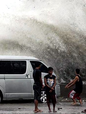 Tempestade tropical leva 
ondas gigantes para as Filipinas (AP)