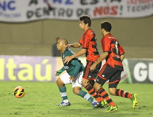 Walter sob marcação de Cáceres e Wallace no Goiás 1x1 Flamengo (Foto: Benedito Braga/O Popular)