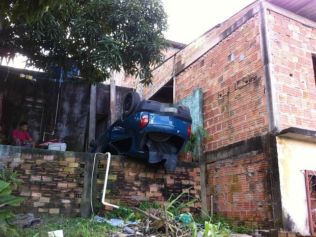 Carro caiu no quintal da casa (Foto: Camila Henriques/G1 AM)