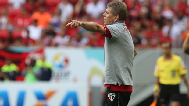 Autuori orienta o time durante o jogo contra o Flamengo (Foto: Rubens Chiri - Site oficial do São Paulo FC)