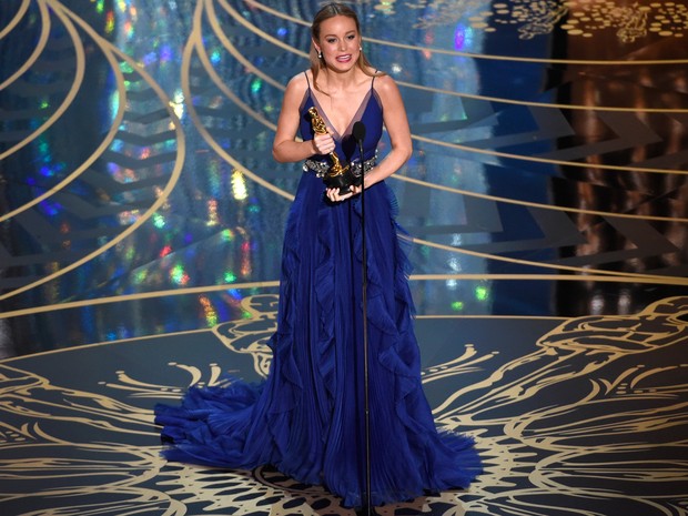 Brie Larson recebe o Oscar de melhor atriz por 'O quarto de Jack' (Foto: Chris Pizzello/Invision/AP)