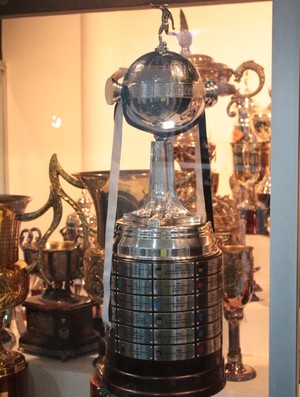 Taça da Libertadores exposta na sede do Atlético-MG (Foto: Maurício Paulucci / Globoesporte.com)