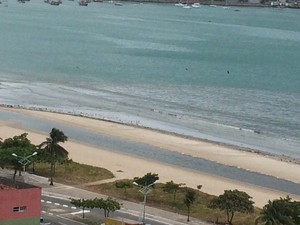 Mancha também foi observada na Praia da Avenida (Foto: Luiza Marinho/Arquivo pessoal)