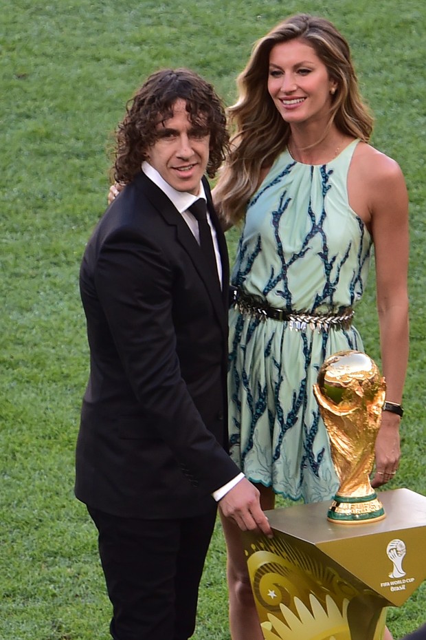 Gisele Bundchen do lado da Taça do mundo (Foto: Agência AFP)