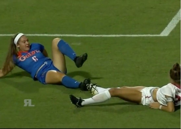 Jogadoras protagonizam cena inusitada em jogo de futebol nos Estados Unidos