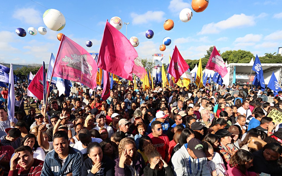 Público acompanha ato da Força Sindical com shows no Campo de Bagatelle, Zona Norte de São Paulo (Foto: Celso Tavares/G1)