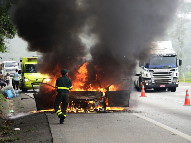 Técnico do time sub-17 do Santos sofre acidente e vê carro incendiado (Foto: Vinicius Garcia / Arquivo Pessoal)